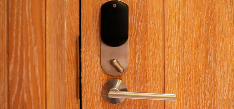 Automatic Locking Door Knob Lamont